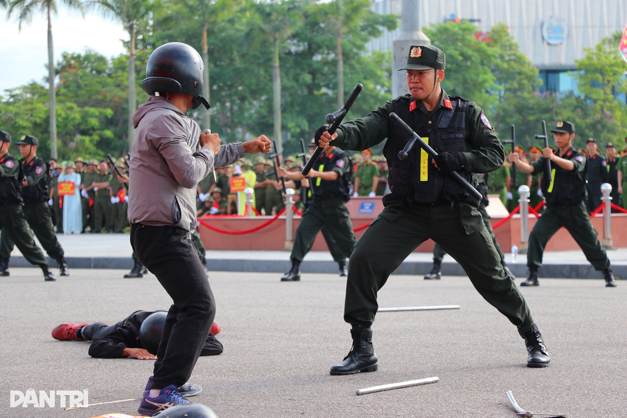 Tonton polis bergerak melakukan kemahiran yang menakjubkan dengan kayu tonfa - 5 Xem cảnh sát cơ động biểu diễn tuyệt kỹ với gậy tonfa - 5