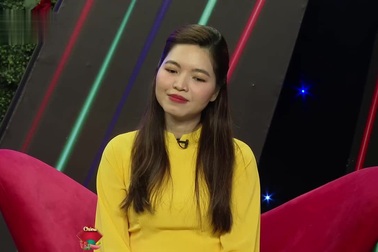 Bố 70 tuổi hộ tống con gái 36 tuổi đi tìm chồng