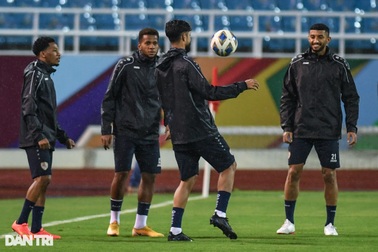 Cầu thủ Oman phô diễn kỹ thuật trong buổi "luyện công" dưới mưa tại Mỹ Đình