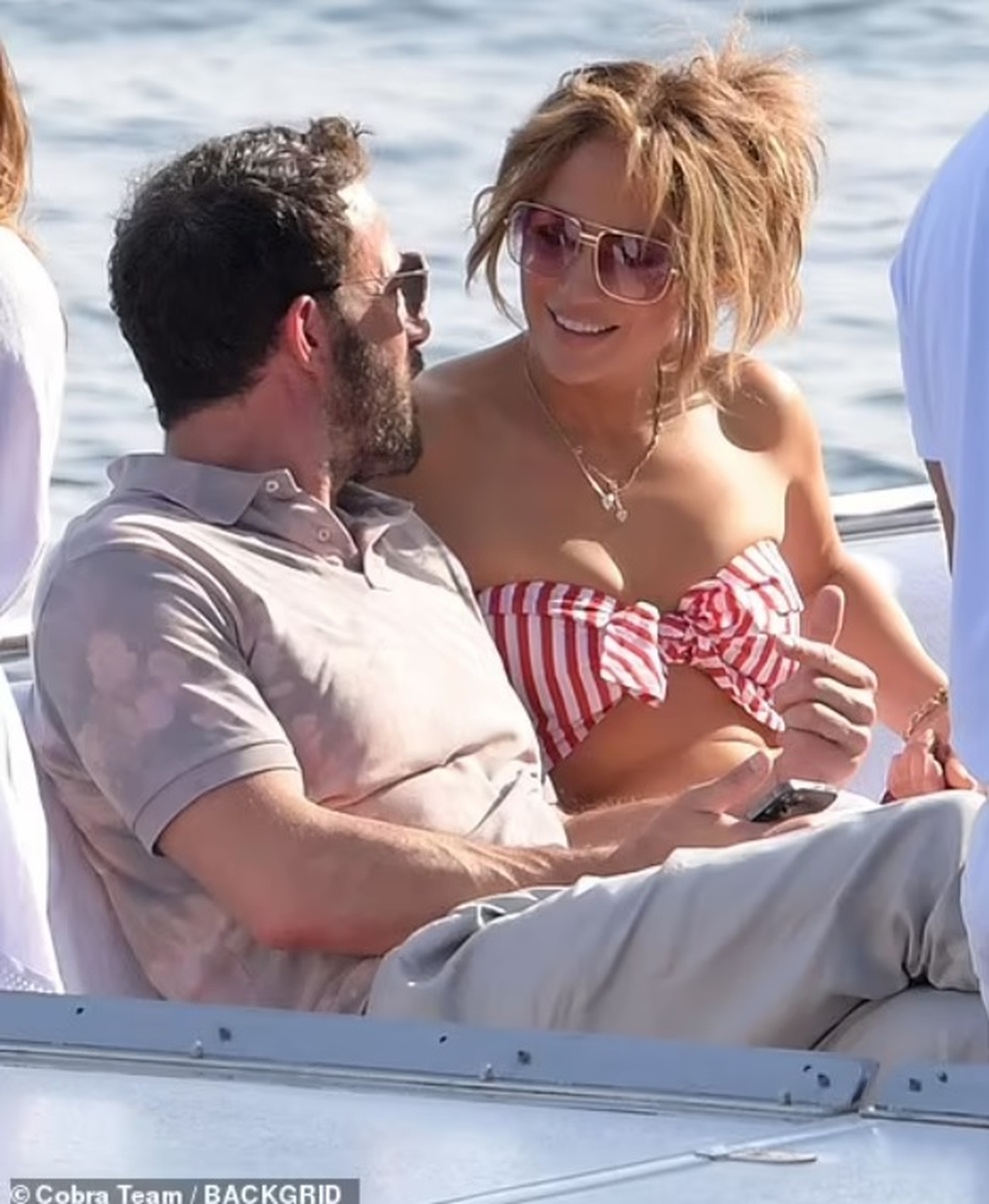 Jennifer Lopez và Ben Affleck tiếp tục đốt cháy mặt báo - 4 Jennifer Lopez và Ben Affleck tiếp tục đốt cháy mặt báo - 4