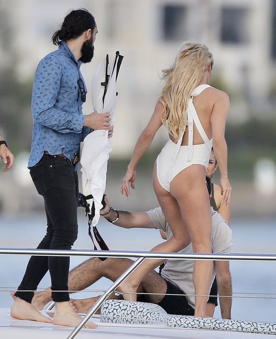 Pamela Anderson vẫn bốc lửa ở tuổi 52 - 3 Pamela Anderson vẫn bốc lửa ở tuổi 52 - 3