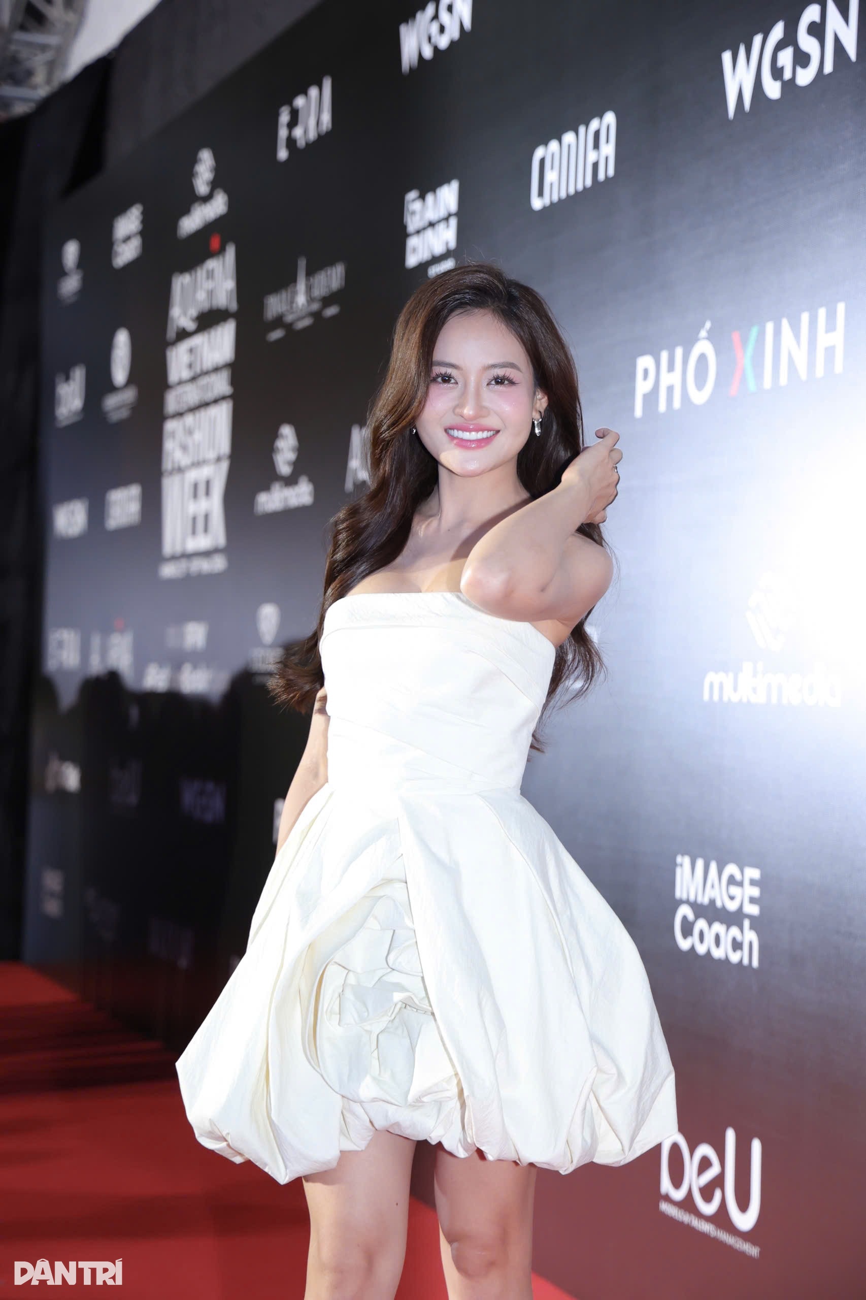 Міс Нгок Хан цілує Тхань Хуонга, Ту Лонг близький до Сюан Хіня на червоній доріжці - 3 Hoa hậu Ngọc Hân hôn Thanh Hương, Tự Long thân thiết Xuân Hinh trên thảm đỏ - 3