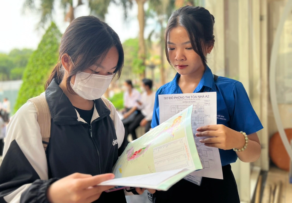 Thi đánh giá năng lực Đại học Quốc gia TPHCM: Nữ sinh bật khóc giữa trường - 1 Thi đánh giá năng lực Đại học Quốc gia TPHCM: Nữ sinh bật khóc giữa trường - 1
