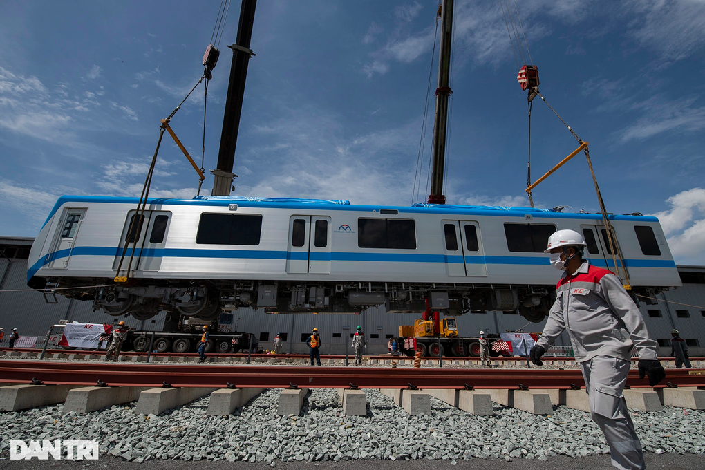 Metro số 1 TPHCM được bảo vệ 2 lớp nhưng vẫn bị vẽ bậy - 2 Metro số 1 TPHCM được bảo vệ 2 lớp nhưng vẫn bị vẽ bậy - 2