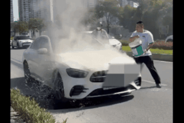 Ô tô Mercedes bất ngờ bốc cháy trên đường Hà Nội