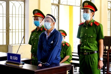 Chém chết người sau cuộc nhậu, ra tòa xin khoan hồng vì có mẹ già con thơ