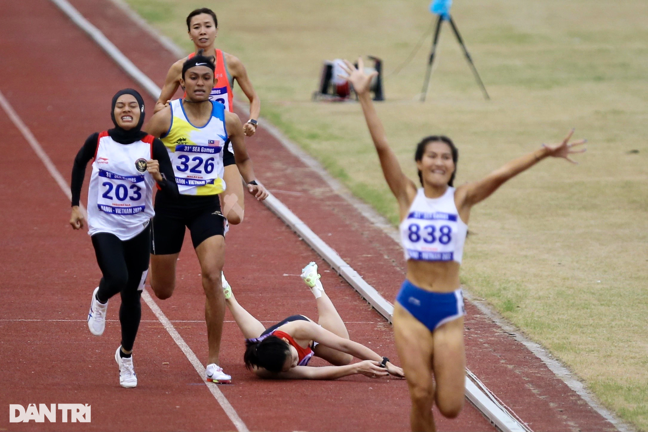 Người đẹp vô địch SEA Games phải nằm cáng rời sân thi đấu do chấn thương - 3 Người đẹp vô địch SEA Games phải nằm cáng rời sân thi đấu do chấn thương - 3