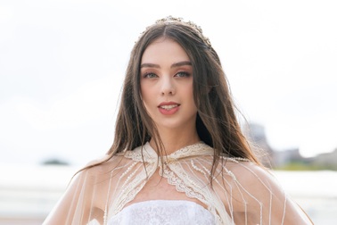 Vợ Bùi Tiến Dũng khoe dáng gợi cảm, catwalk giữa mưa Đà Lạt