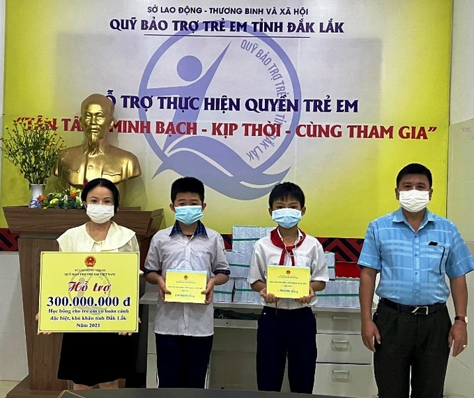 Quỹ Bảo trợ trẻ em Đắk Lắk trao học bổng cho trẻ em có hoàn cảnh đặc biệt khó khăn. Ảnh: Hiền Nguyễn