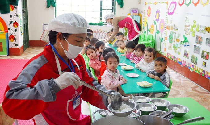 Bữa ăn của trẻ mầm non cần đảm bảo vệ sinh an toàn thực phẩm. Ảnh minh họa
