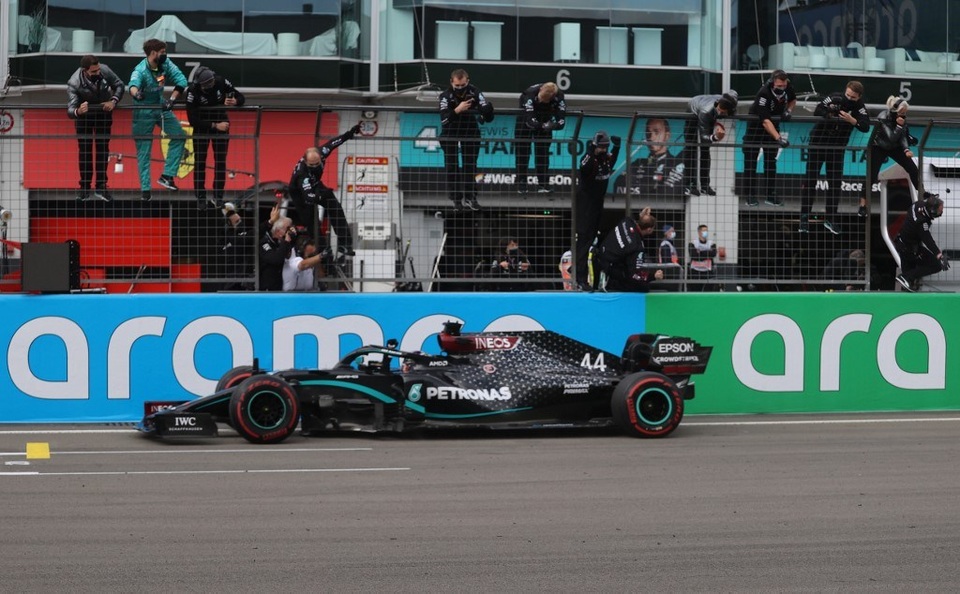 Viên ngọc đen Lewis Hamilton san bằng kỷ lục của huyền thoại Schumacher - 8 Viên ngọc đen Lewis Hamilton san bằng kỷ lục của huyền thoại Schumacher - 8