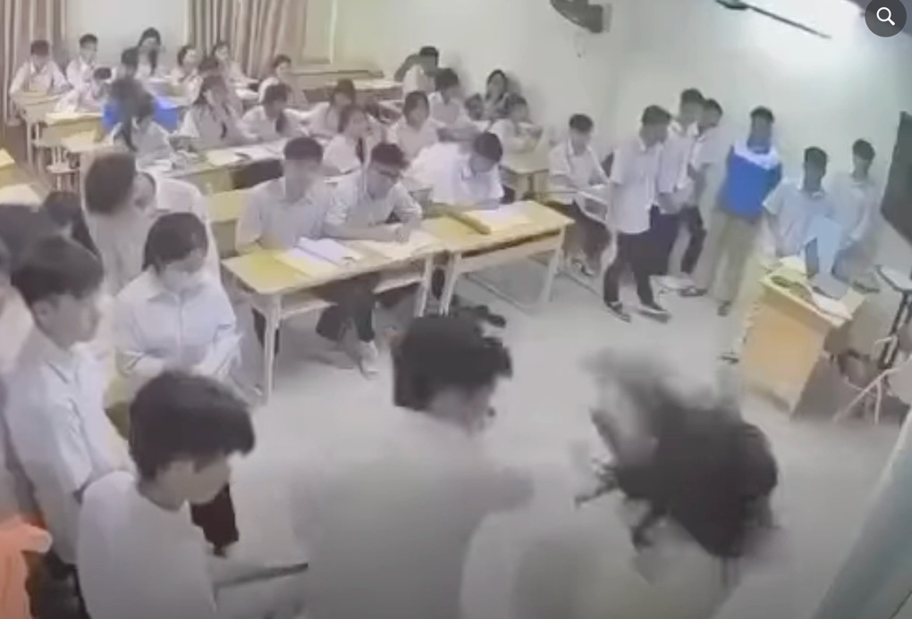 Hà Nội: Xác minh thông tin học sinh lao lên bục giảng đánh cô giáo - 1 Hà Nội: Xác minh thông tin học sinh lao lên bục giảng đánh cô giáo - 1