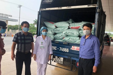 ĐH Thương Mại tặng 5 tấn gạo và 100 triệu đồng tới Bệnh viện Nhiệt đới TƯ 2