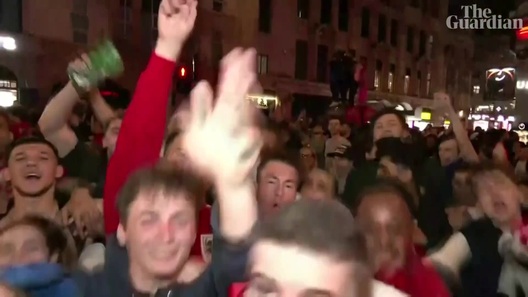 CĐV Anh ăn mừng chiến thắng (nguồn: Guardian)