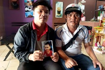 Vụ bé trai bị cuốn xuống cống: Cha ôm ảnh đi nhờ “hiệp sĩ” tìm con!