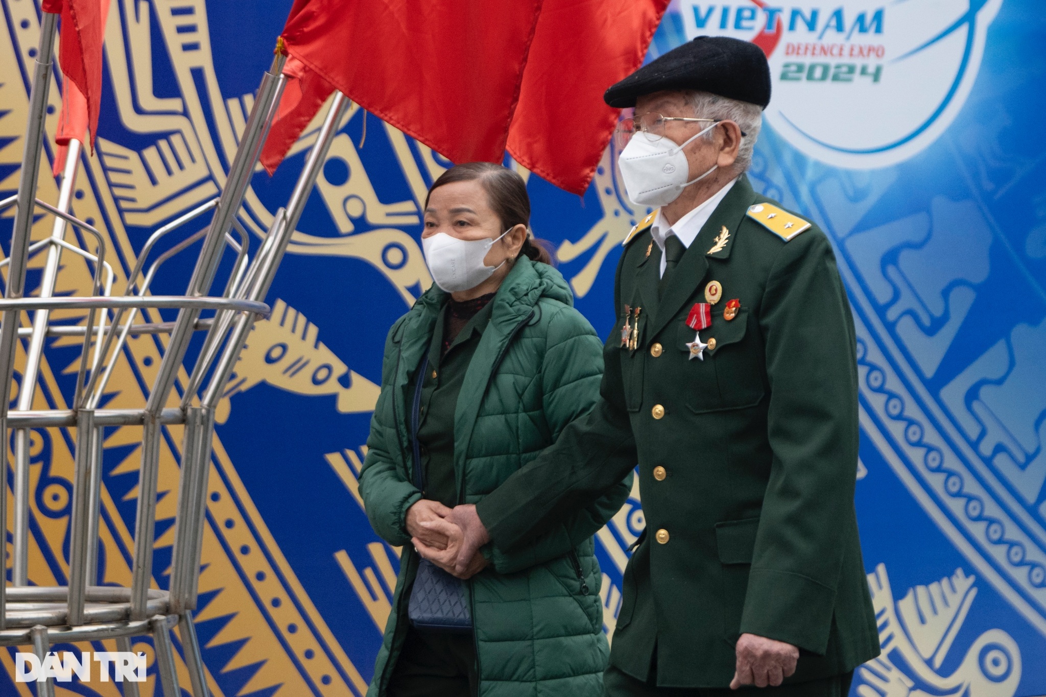 View - Người dân xếp hàng từ tờ mờ sáng để vào tham quan Triển lãm Quốc phòng | Báo Dân trí