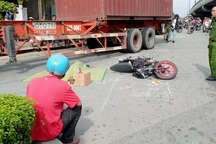 Người chồng gào khóc bên thi thể vợ bị xe container cán tử vong