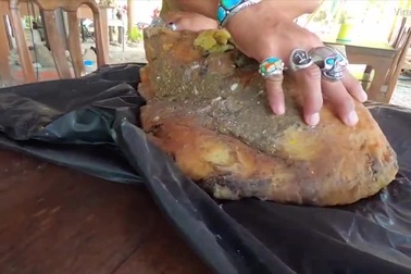 Khối long diên hương nặng gần 10 kg. (Nguồn: Daily Mail)