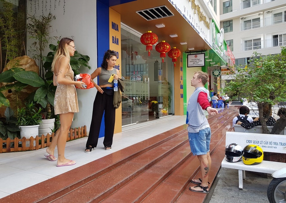 Du khách say nắng trên bãi biển, tản bộ trong mùa dịch Covid-19 - 6 Du khách say nắng trên bãi biển, tản bộ trong mùa dịch Covid-19 - 6