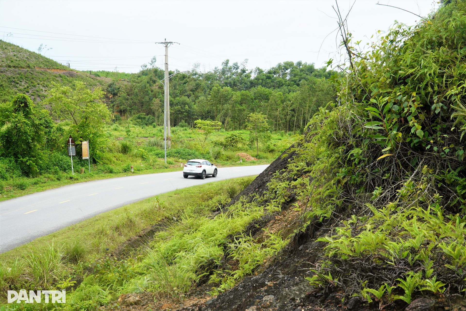 Cận cảnh cung đường vụ ngã xe, rơi trúng tử thi cùng ngày tháng năm sinh - 3 Cận cảnh cung đường vụ ngã xe, rơi trúng tử thi cùng ngày tháng năm sinh - 3