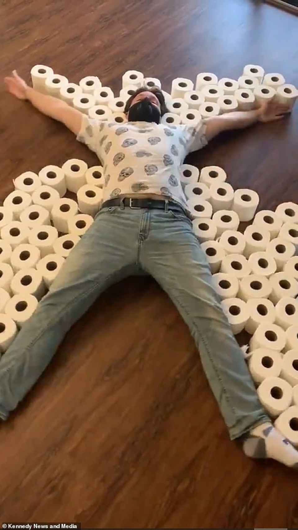 Mua nhiều giấy vệ sinh đến mức lôi ra chơi trò gạt tuyết - 4 Mua nhiều giấy vệ sinh đến mức lôi ra chơi trò gạt tuyết - 4