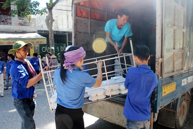 Dậy từ 2 giờ sáng nấu cơm phục vụ sỹ tử