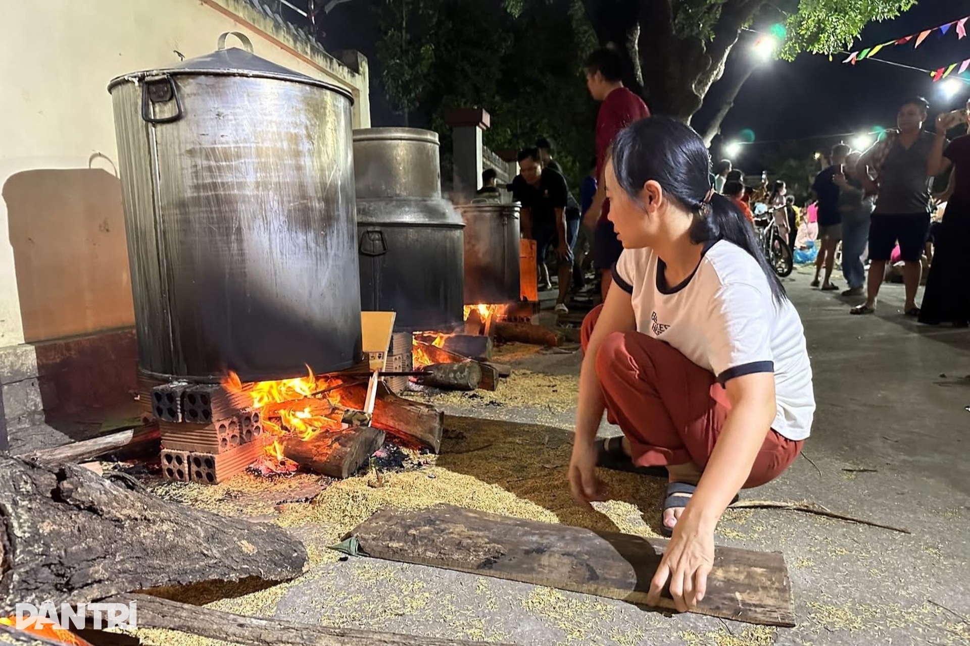 Hàng trăm người dân Đồng Nai trắng đêm gói 3.000 bánh gửi vùng lũ Phú Yên - 5