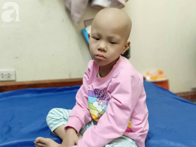 Câu hỏi trong nước mắt của bé gái 6 tuổi hàng ngày giành giật sự sống với căn bệnh ung thư: “Nếu không vay được tiền, con sẽ chết phải không mẹ?” - Ảnh 6. Câu hỏi trong nước mắt của bé gái 6 tuổi hàng ngày giành giật sự sống với căn bệnh ung thư: “Nếu không vay được tiền, con sẽ chết phải không mẹ?” - Ảnh 6.
