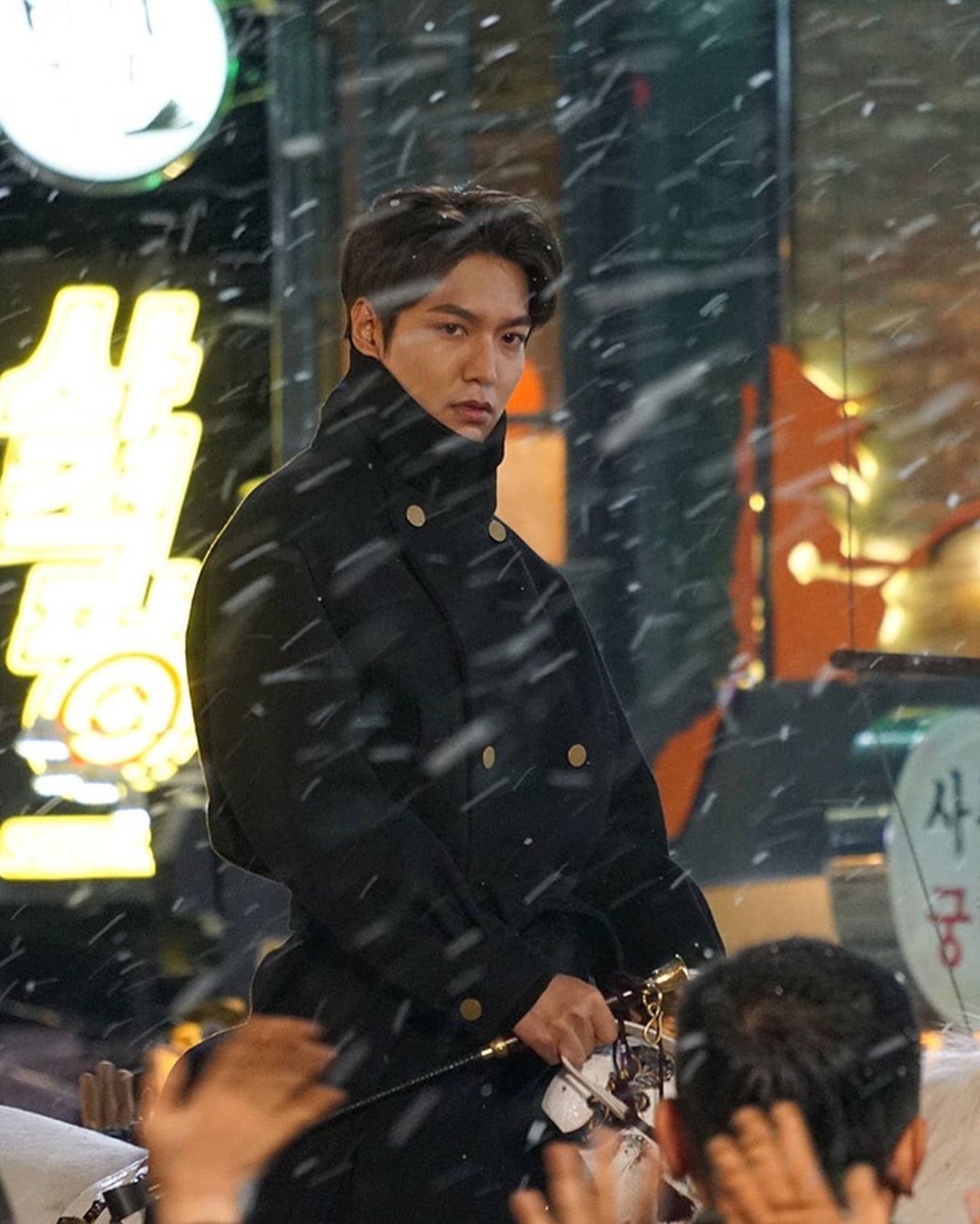 Lee Min Ho hút fan khi cưỡi ngựa trên đường phố - 1 Lee Min Ho hút fan khi cưỡi ngựa trên đường phố - 1