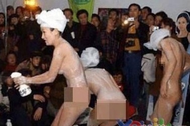 Phẫn nộ trò khoả thân 100% để quảng cáo lố lăng