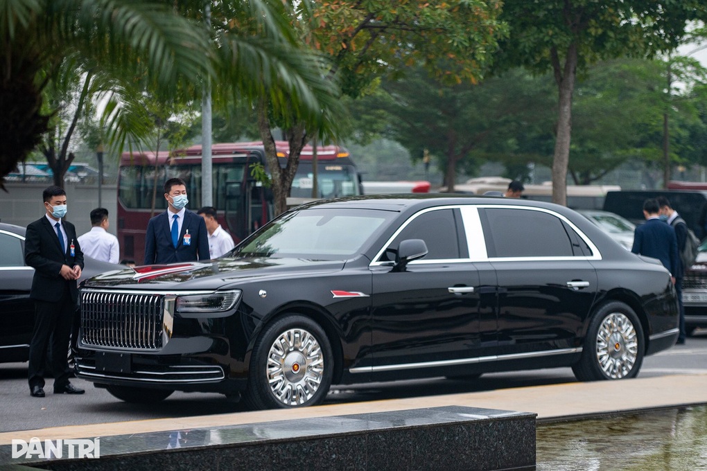 Cận cảnh xe limousine chở Chủ tịch Trung Quốc trong chuyến thăm Việt Nam - 3 Cận cảnh xe limousine chở Chủ tịch Trung Quốc trong chuyến thăm Việt Nam - 3