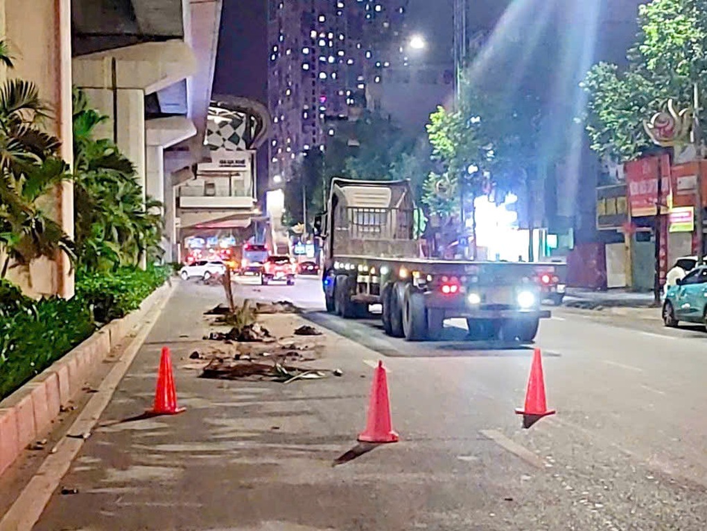 Truy vết, xử phạt tài xế xe tải vãi đất xuống đường ở Hà Nội - 1 Truy vết, xử phạt tài xế xe tải vãi đất xuống đường ở Hà Nội - 1