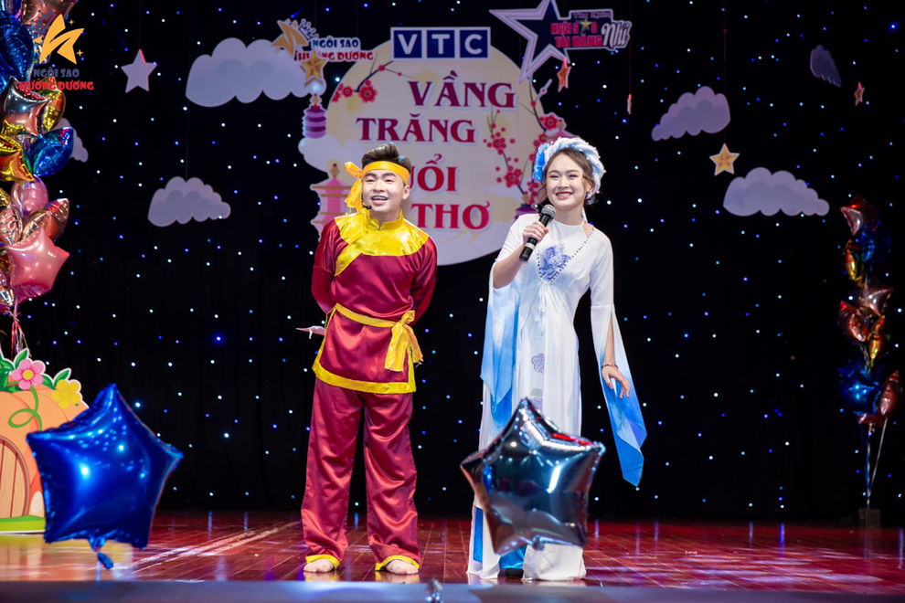Nữ MC trẻ trường ĐH Thương Mại: Hãy gõ, cánh cửa sẽ mở ra - 1 Nữ MC trẻ trường ĐH Thương Mại: Hãy gõ, cánh cửa sẽ mở ra - 1