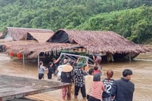 Hàng loạt hàng quán khu du lịch tại Huế bị lũ cuốn trôi