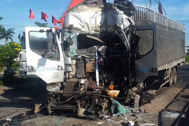 Phú Yên: Xe tải "lùa" 5 ô tô dừng đèn đỏ, tài xế nguy kịch