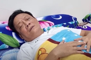 Nghệ sĩ hài Tấn Hoàng bị ngất xỉu trên máy bay, phải thở oxy