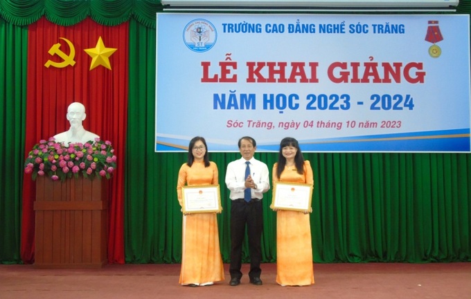 Hiệu trưởng Lâm Dủ Nhơn trao Bằng khen của UBND tỉnh cho 2 đơn vị thuộc trường