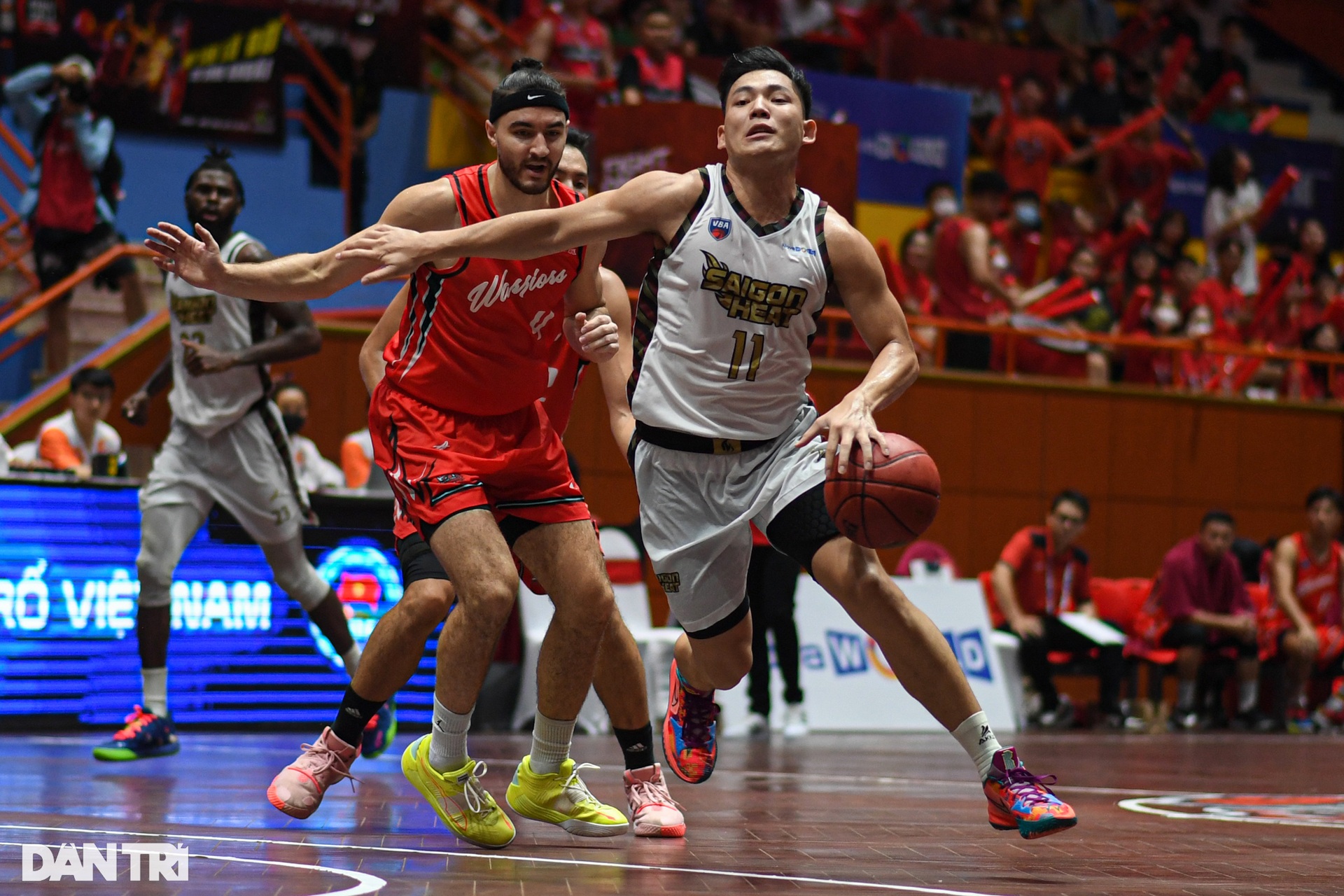 CĐV Saigon Heat đốt cháy nhà thi đấu Tây Hồ trong niềm vui chiến thắng - 12 CĐV Saigon Heat đốt cháy nhà thi đấu Tây Hồ trong niềm vui chiến thắng - 12