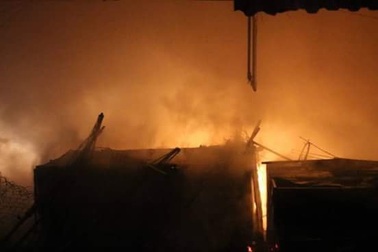 Chợ thị trấn bùng cháy lúc nửa đêm, tiểu thương trắng tay trước tết