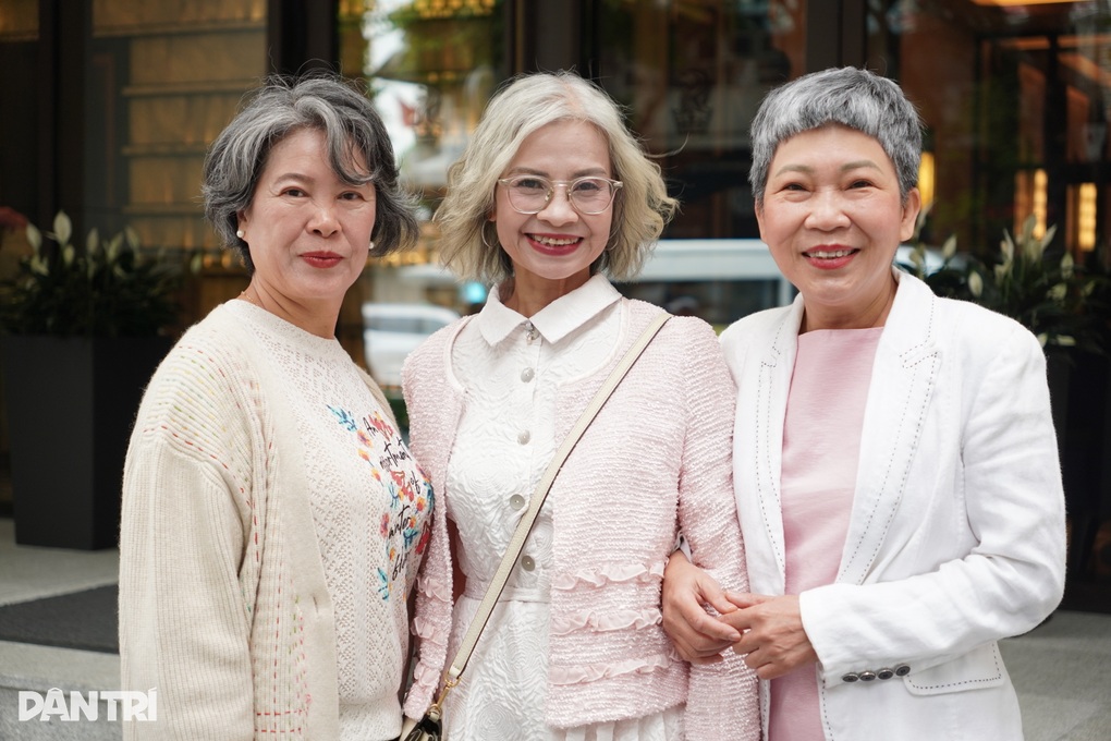 Tiết lộ thú vị về hội chị em tóc bạc chất chơi nhất Hà Nội - 3 Tiết lộ thú vị về hội chị em tóc bạc chất chơi nhất Hà Nội - 3