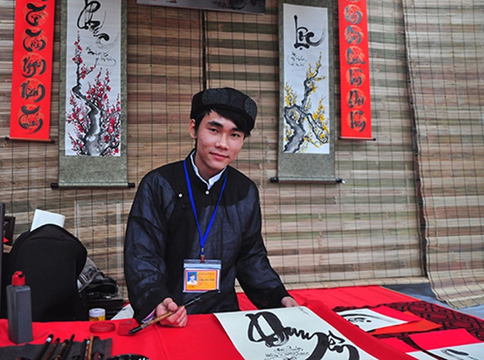 Hoàng Văn Thông được cấp thẻ ngồi cho chữ trong Hồ Văn khi mới 22 tuổi, đang là sinh viên ĐH Kiến trúc Hà Nội. Ảnh: Tư liệu