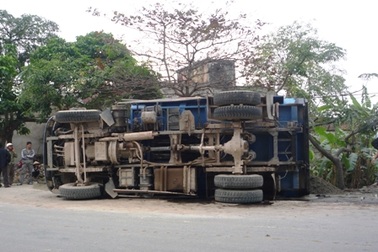 Tránh xe máy, xe tải lao vào cột mốc lật ngửa