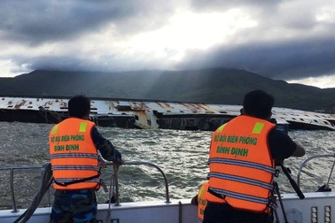 Thời tiết xấu, thợ lặn không thể tiếp cận tàu chìm tìm kiếm thuyền viên