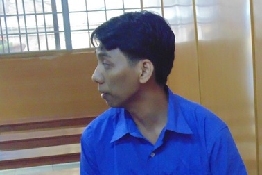 Cầm súng đi bán thuốc tây giả