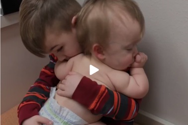 Những khoảnh "ngọt lịm tim" của tình anh em