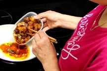 Sợ lãng phí thức ăn, thường xuyên ăn uống kiểu này, người mẹ 3 con bị ung thư đại trực tràng