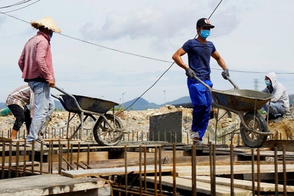 Hướng dẫn viên du lịch mướt mồ hôi ở... công trình xây dựng - 8 Hướng dẫn viên du lịch mướt mồ hôi ở... công trình xây dựng - 8