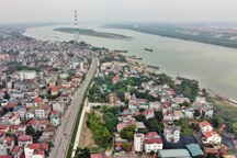 Phát hiện "núi" phế thải án ngữ ven sông Hồng, nghi mục đích lấn chiếm