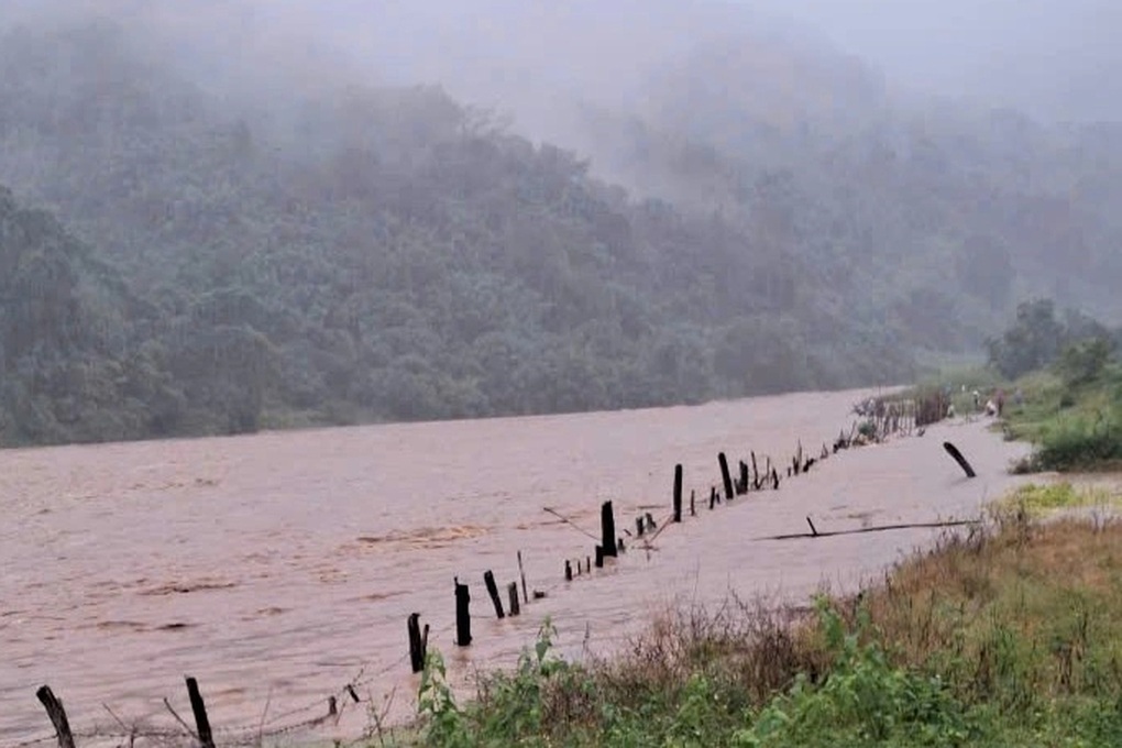 Hai người bị nước lũ, sạt lở đất cuốn trôi - 1 Hai người bị nước lũ, sạt lở đất cuốn trôi - 1