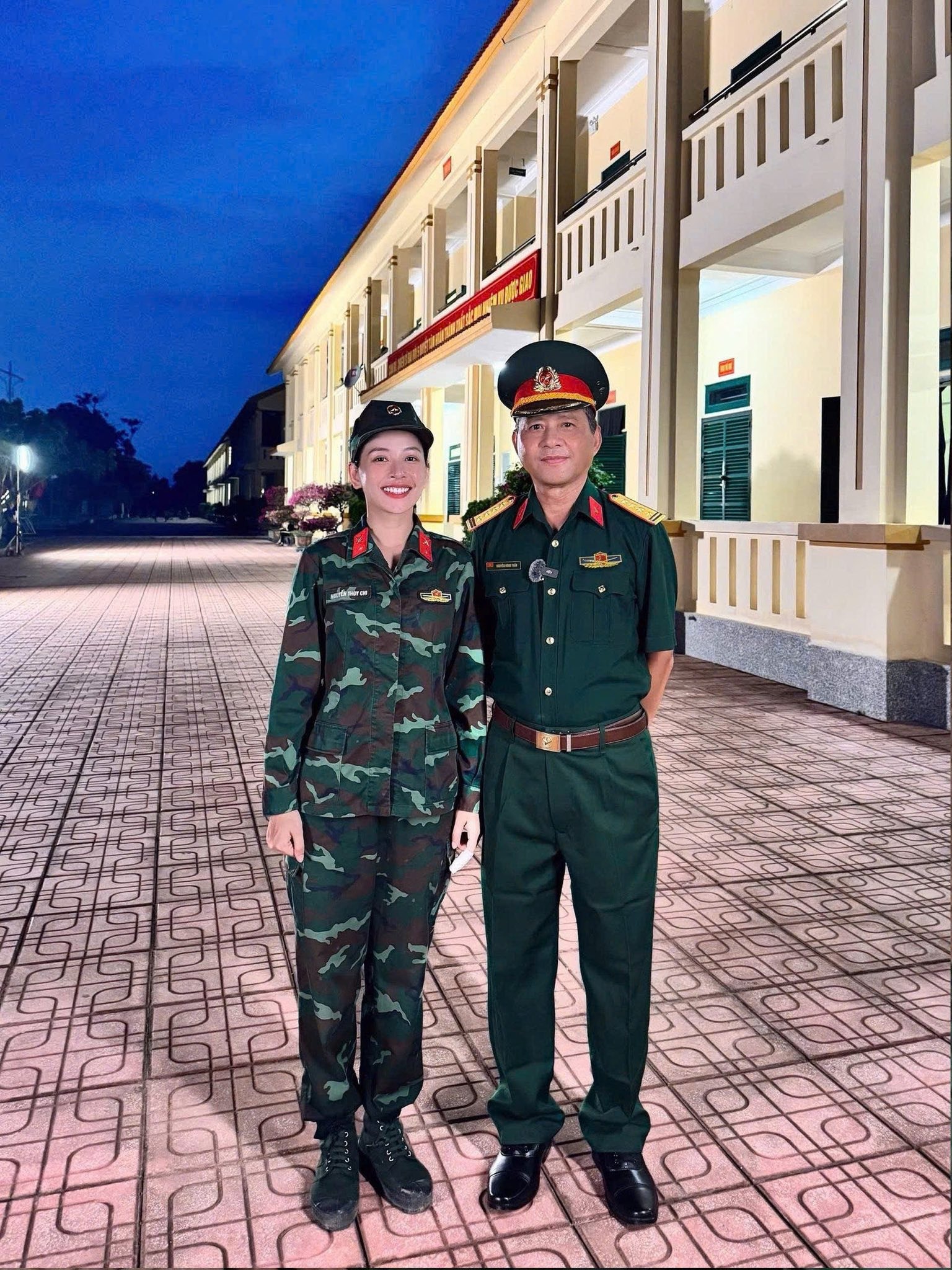 Chi Pu hạnh phúc khi được mặc quân phục cùng với bố là Đại tá - 3